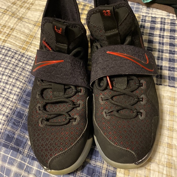 Size 7Y Nike Zoom Lebron James shoes - Picture 3 of 6
